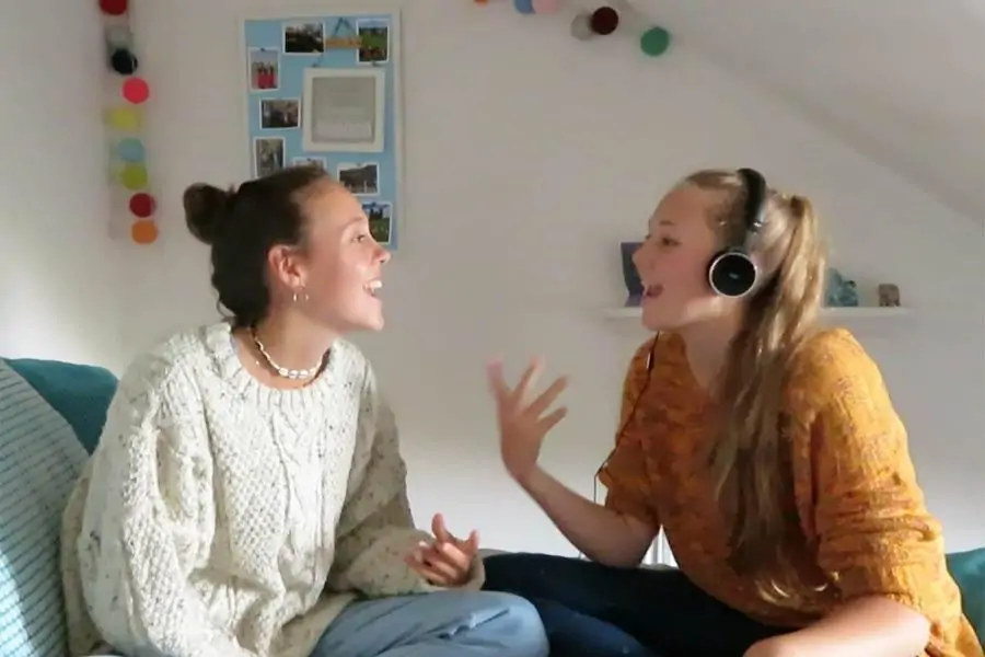 چالش لب خوانی یوتیوب